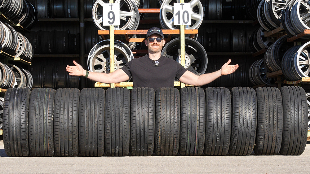 Jonathan Benson mit den Testreifen