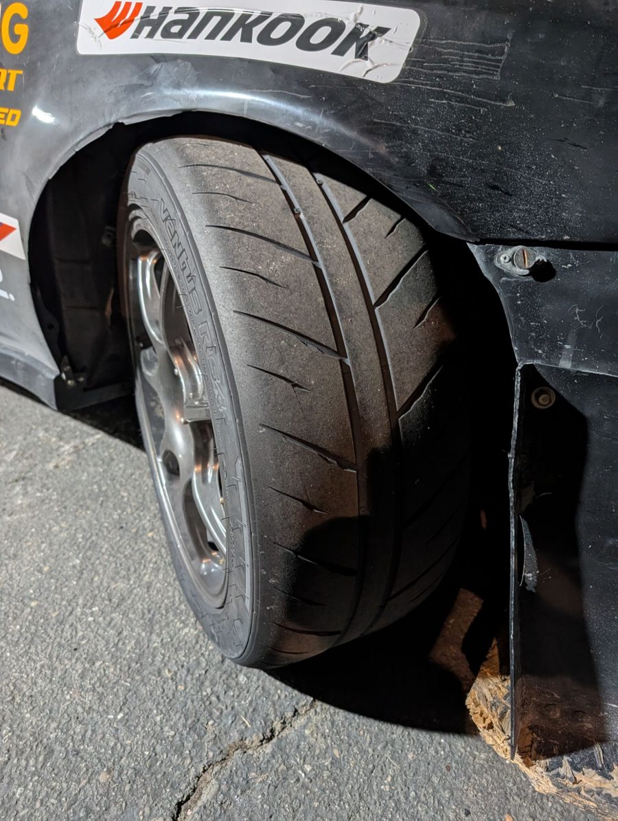 Ein vorderer Hankook Ventus RS4 nach 12 Stunden Rennen