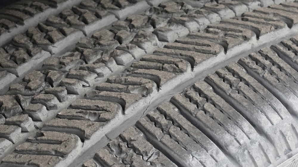 Nahaufnahme abgebrochener und eingerissener Profilblöcke des Pirelli Scorpion AS Plus 3 nach den Offroad-Tests
